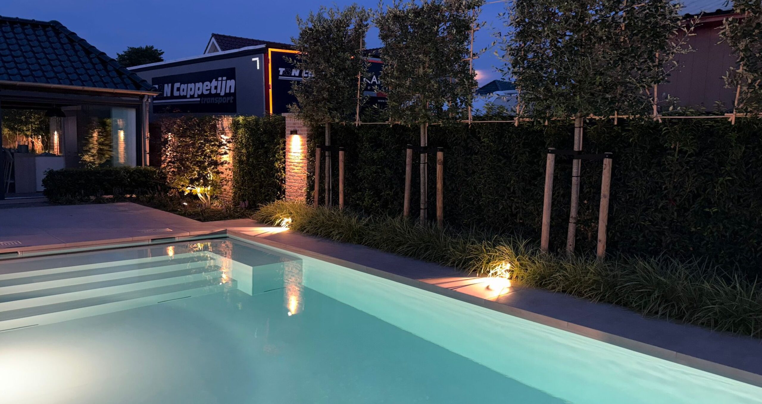 Zwembad met verlichting