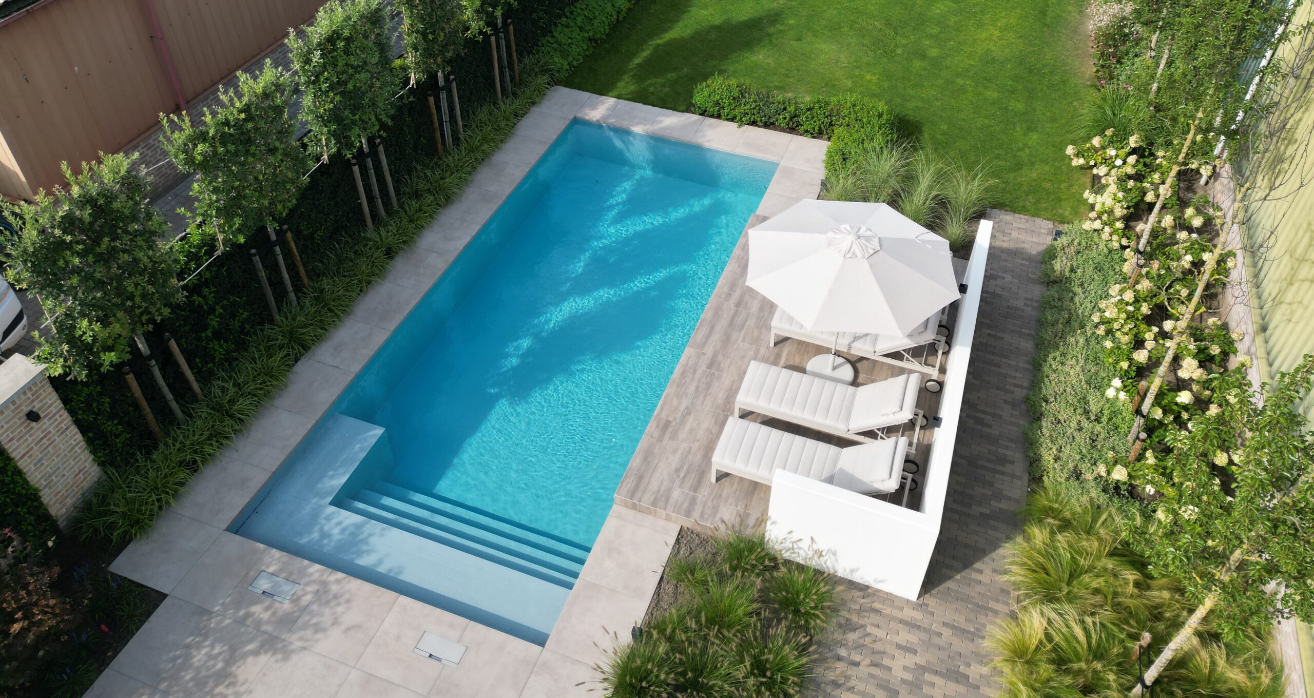 Tuin met zwembad