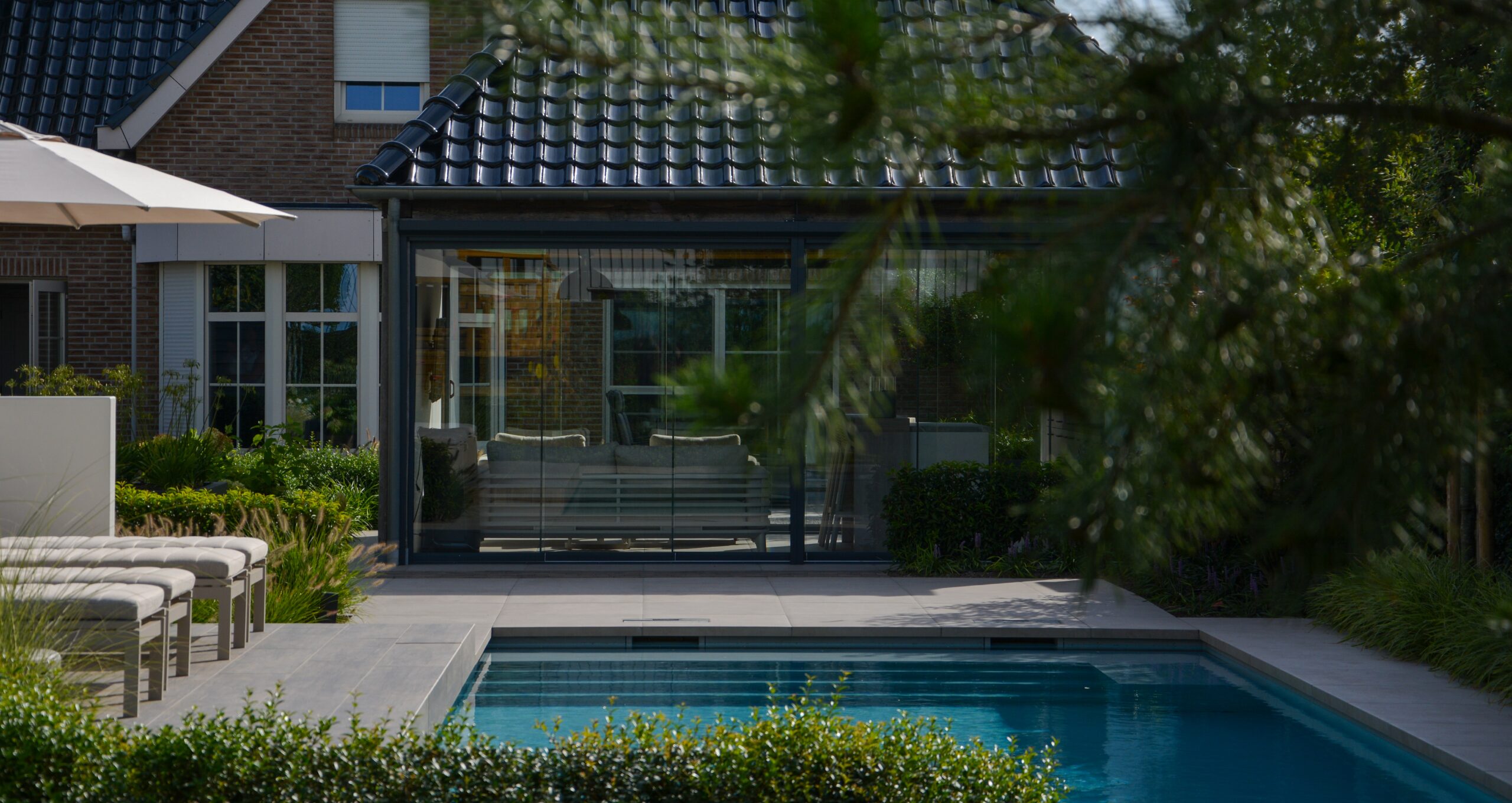 Zwembad met op de achtergrond een poolhouse